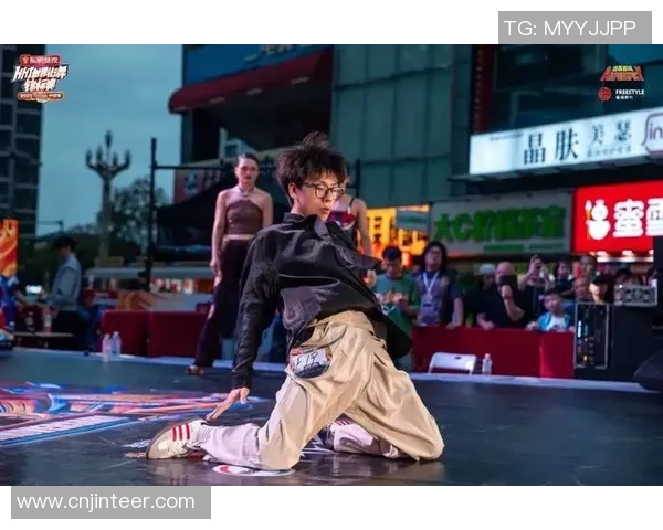 深圳街舞队在世界滑板锦标赛中的拼搏历程与荣耀时刻回顾 深圳街舞队在世界滑板锦标赛中的拼搏历程与荣耀时刻回顾